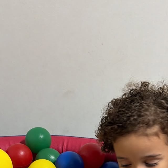 Daniele Maia trabalha coordenação motora fina em terapia ocupacional